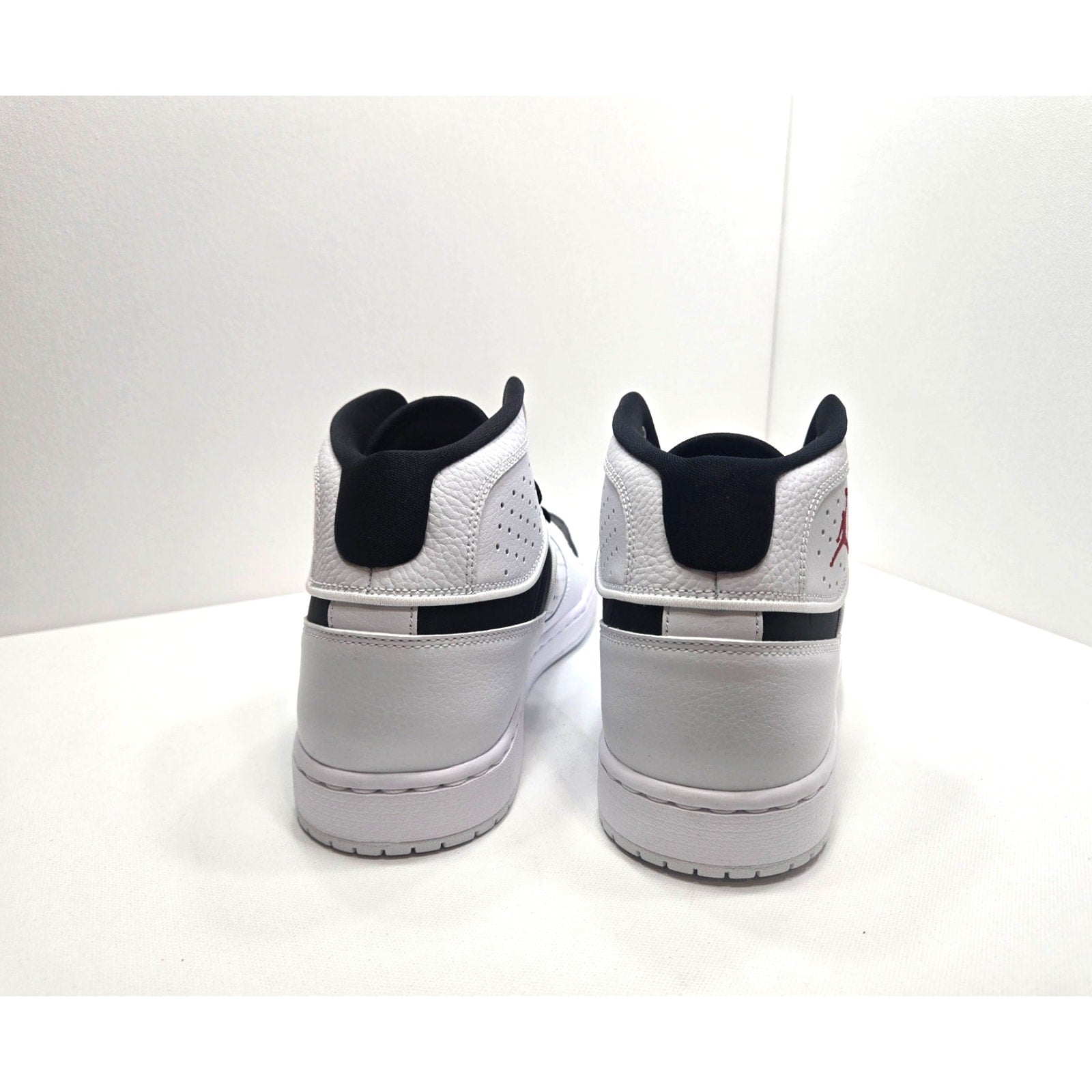 JORDAN ACCESS - MENS SIZE 10.5