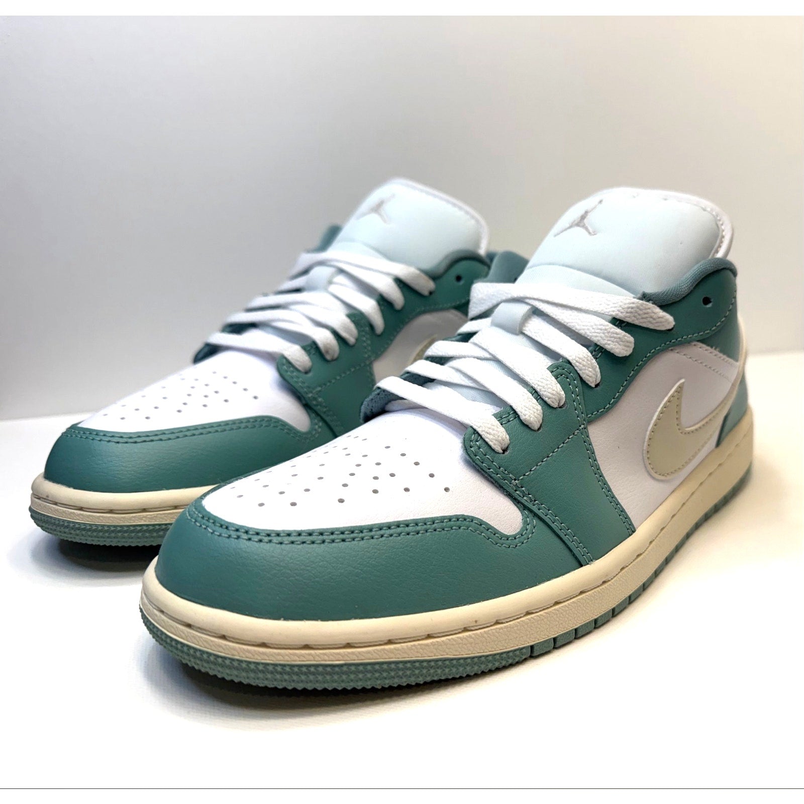 WMNS AIR JORDAN 1 LOW SE - WOMENS SIZE 10