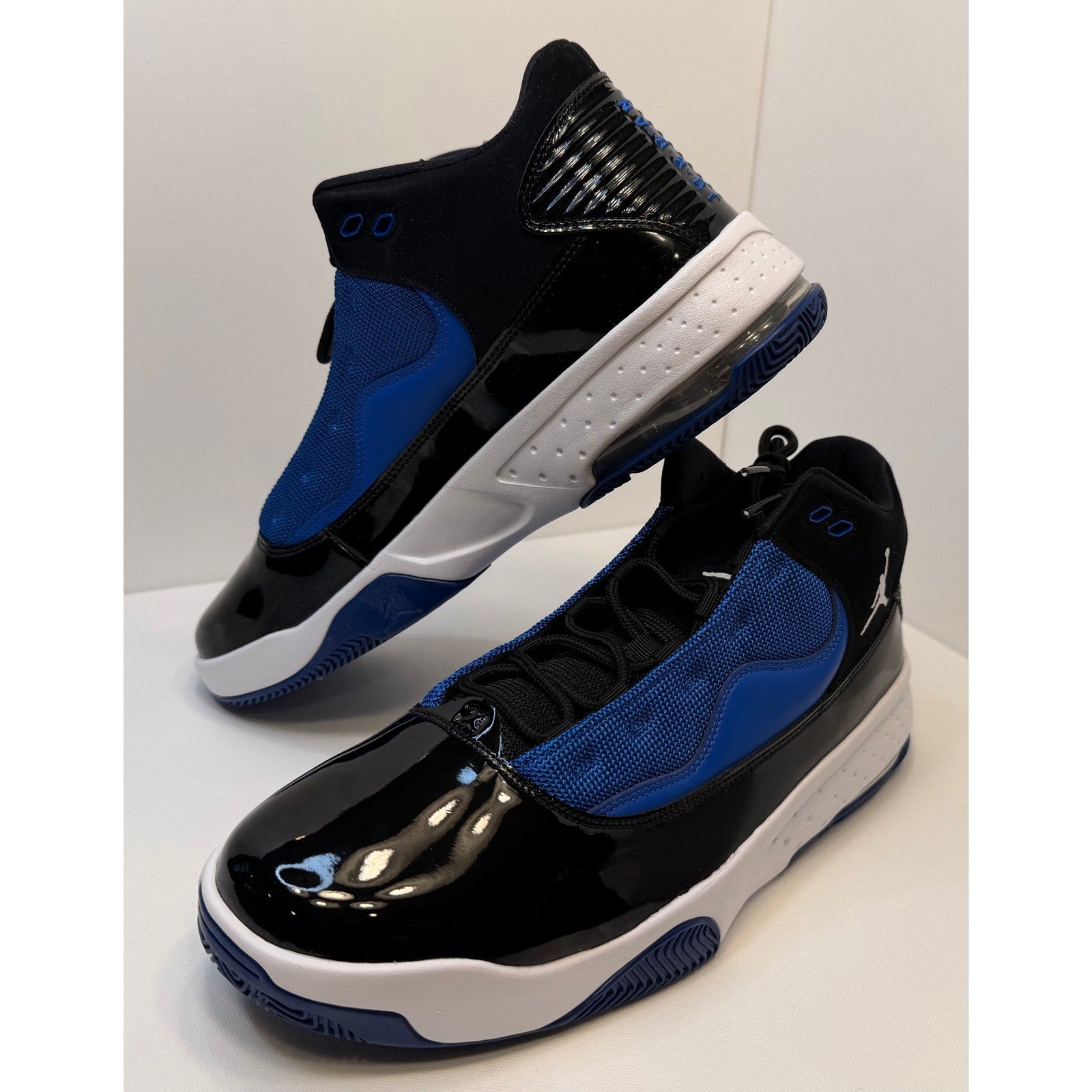 JORDAN MAX AURA 2 - MENS SIZE 11.5