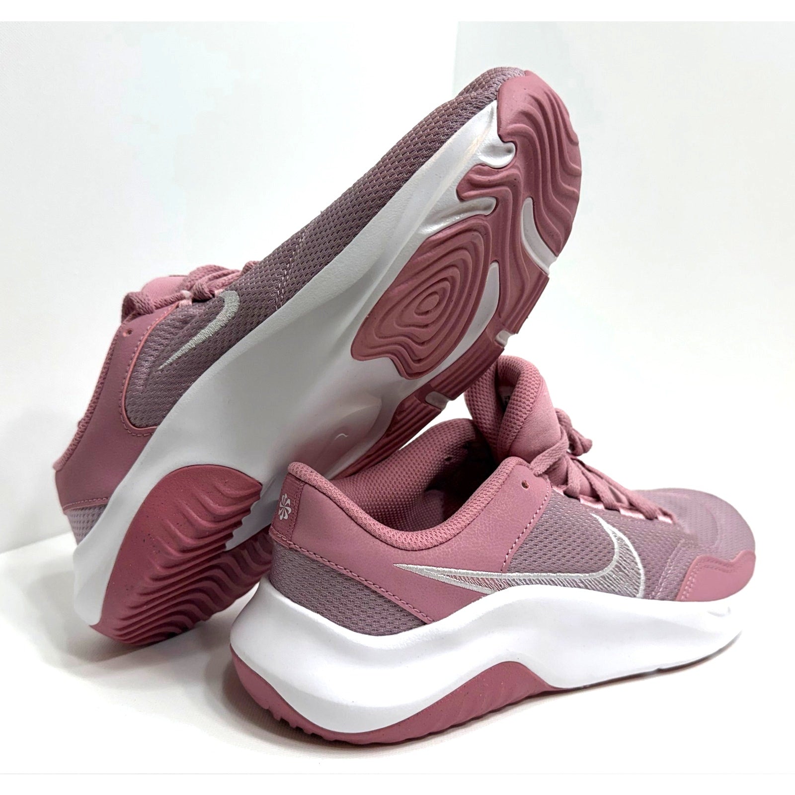 W NIKE LEGEND ESSENTIALS 3 - WOMENS SIZE 8.5