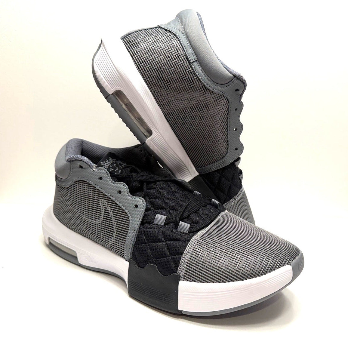 LEBRON WITNESS VIII - MENS SIZE 12