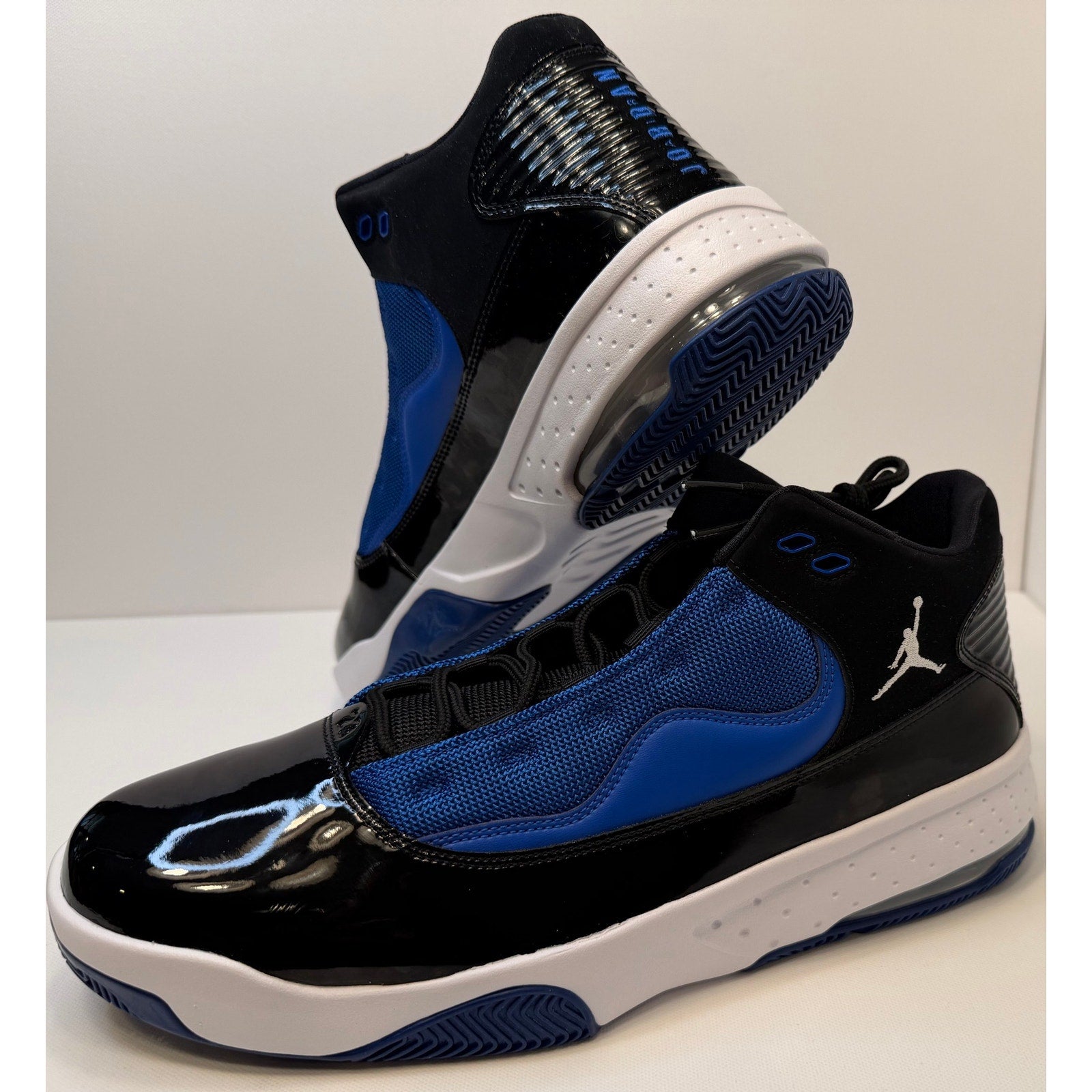 JORDAN MAX AURA 2 - MENS SIZE 11.5