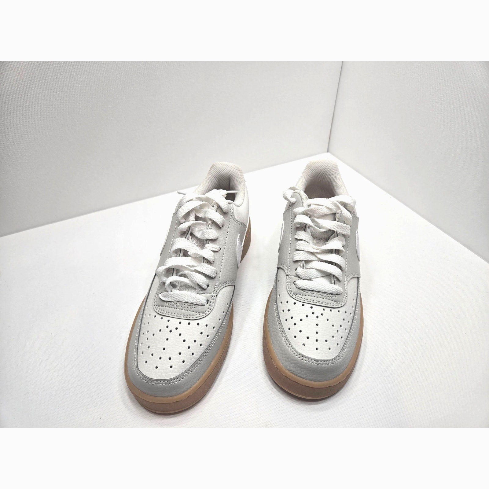 NIKE COURT VISION LO - WOMENS SIZE 7.5