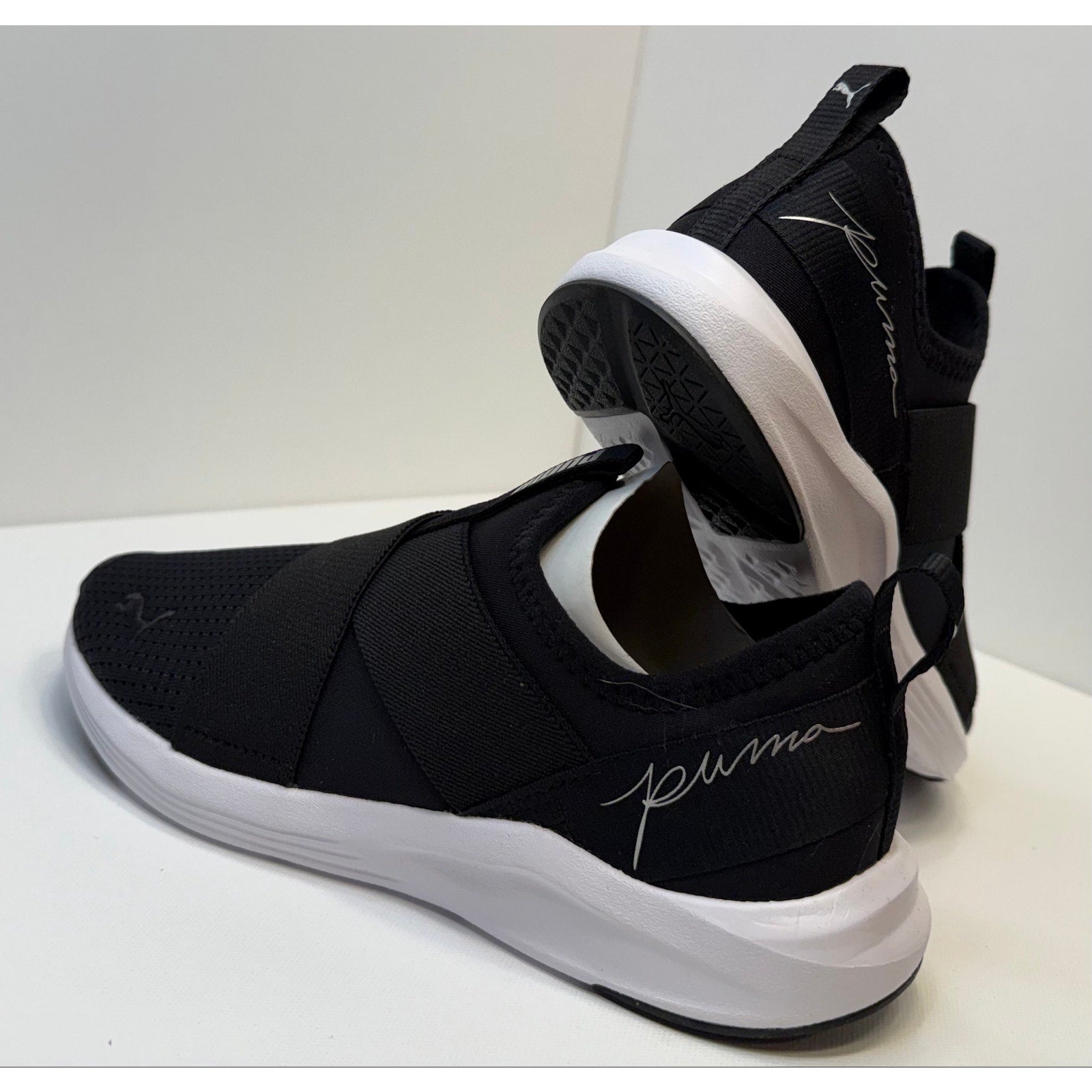 PUMA PROWL SLIP ON SCRIPT - WOMENS SIZE 6